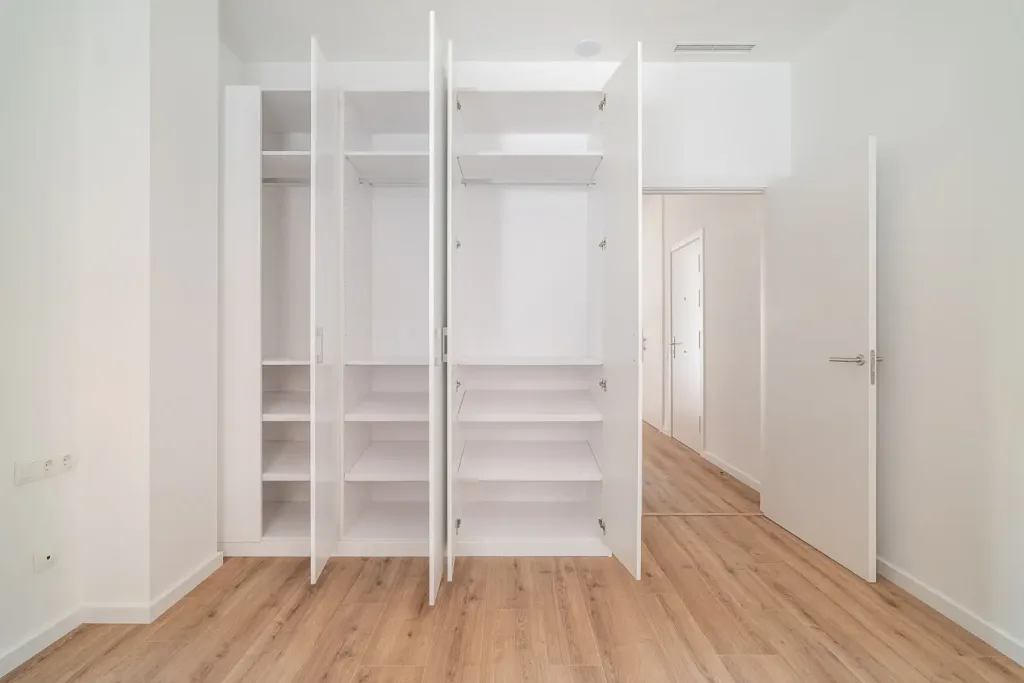 vestidor blanco con estantes y cajones abiertos