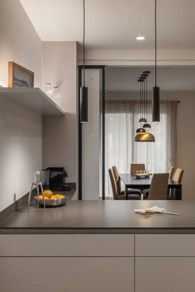 vista detallada de cocina elegante con comedor al fondo