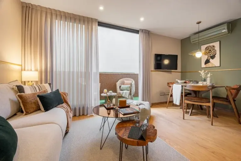 Interiorismo de lujo con colores vivos y muebles elegantes en un amplio salon