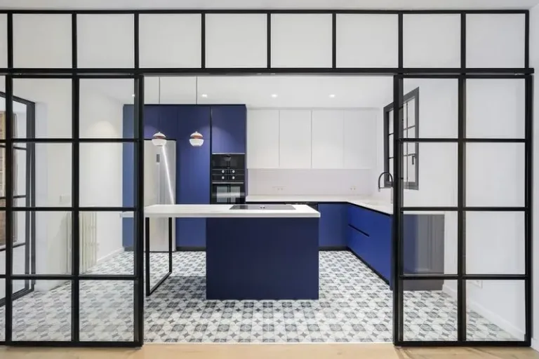 apartamento nuevo con cocina con muebles azules y blancos y marcos negros