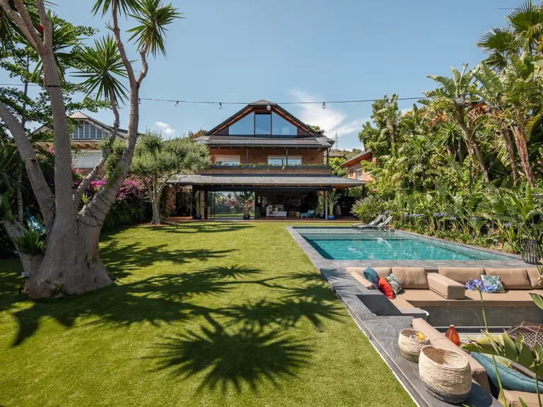 exterior de una casa con el jardin y la picina