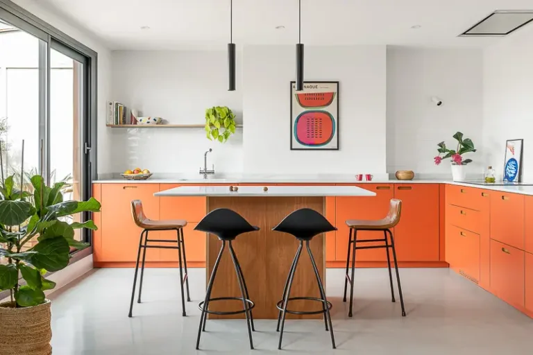 Comedor acogedor y elegante en casa interior de cocina con espacio abierto y luz natural