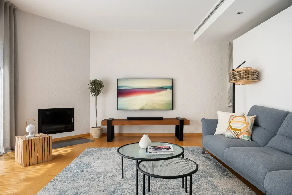 Lujosa residencia suburbana con diseno interior minimalista y amplio salon