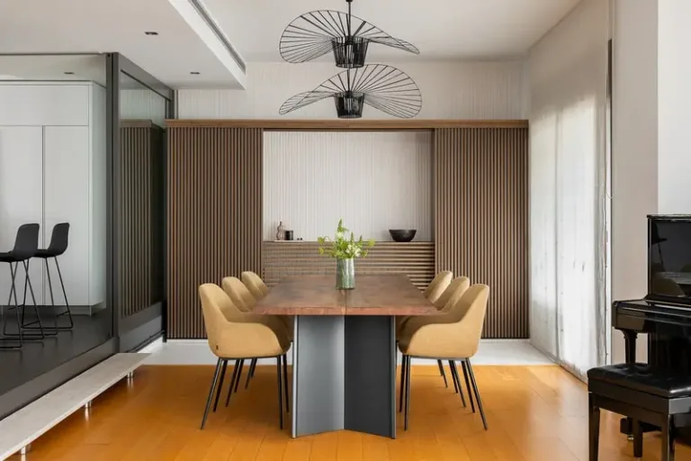 Salon comedor de lujo que muestra un elegante diseno interior con mesa de madera y sillas en una casa adinerada