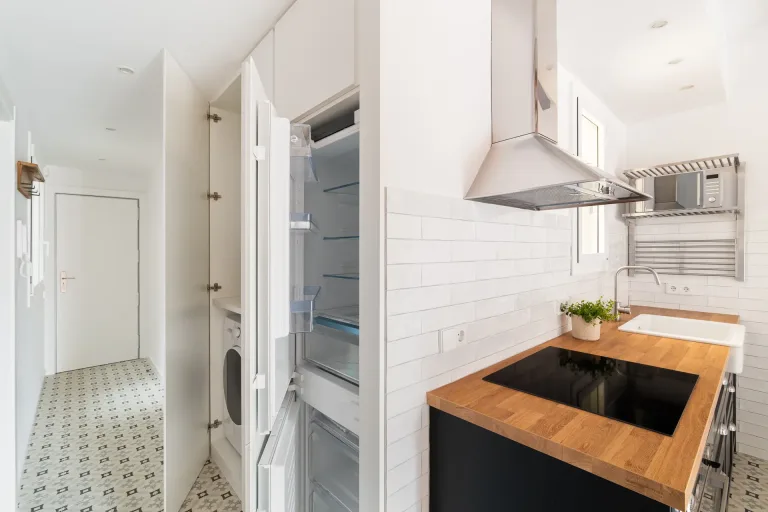 cocina moderna con electrodomesticos elegantes y diseno funcional