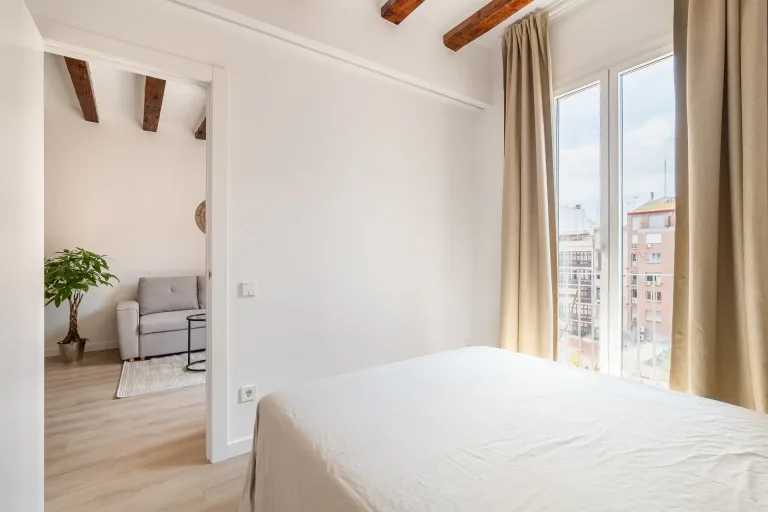 dormitorio luminoso con luz natural balcon y vistas a un salon