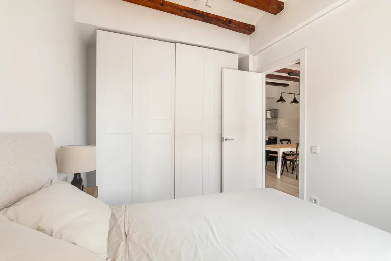 dormitorio luminoso con luz natural cama y armario