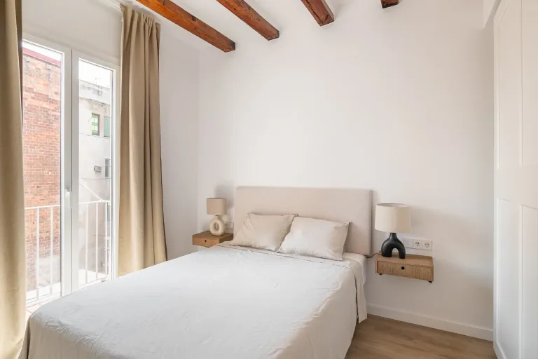 dormitorio luminoso con luz natural cama y balcon