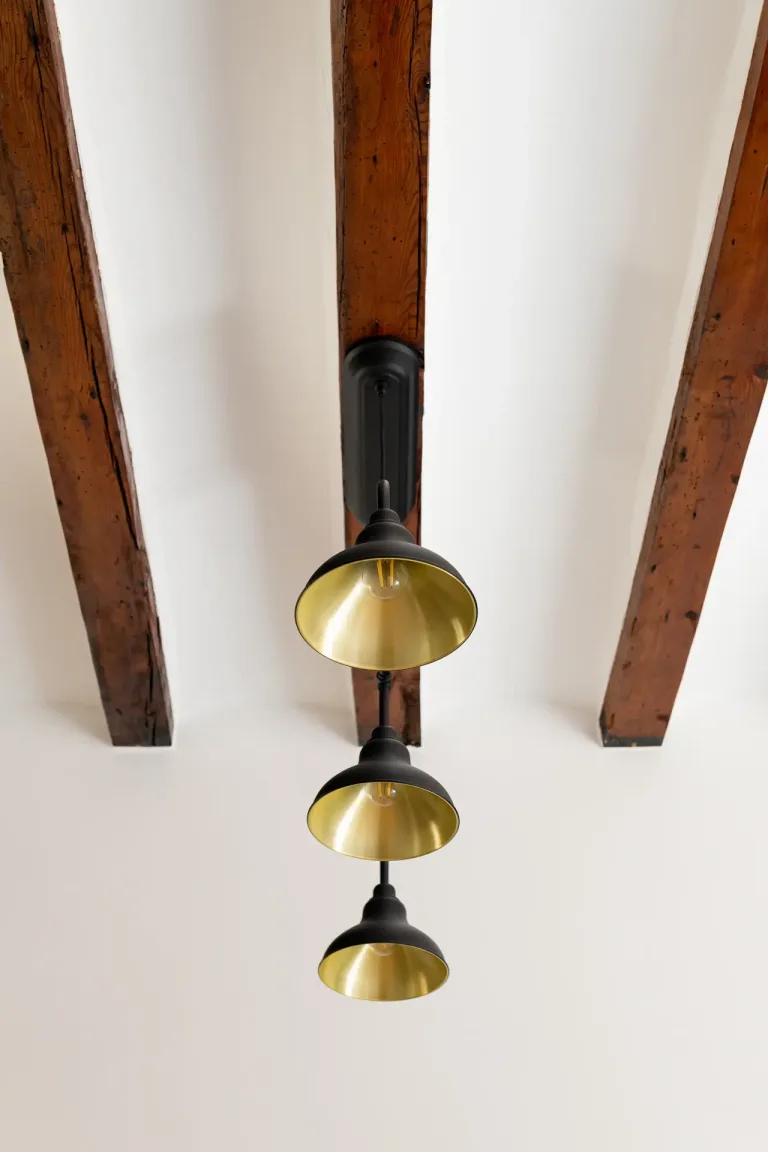 lampara de techo colgante con viga de madera rustica
