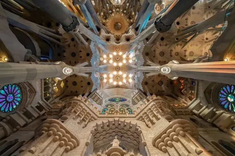 los coloridos techos del templo Sagrada Familia