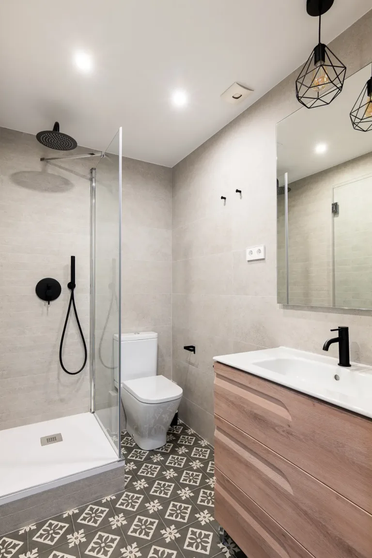 nuevo cuarto de bano moderno con azulejos ducha y espejo
