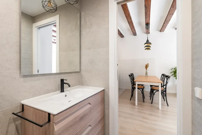 un cuarto de bano moderno con un diseno elegante y vistas a un salon