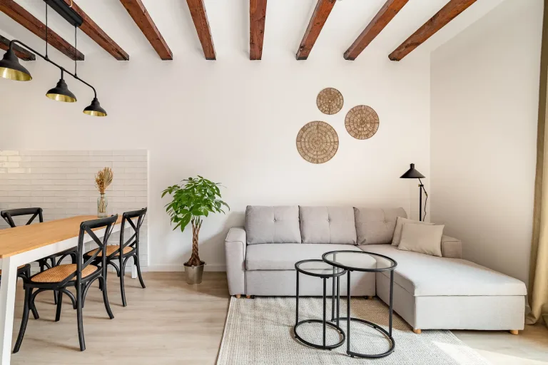 un salon moderno con muebles elegantes y ambiente acogedor