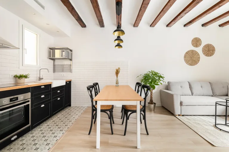 un salon moderno con muebles elegantes y un ambiente acogedor
