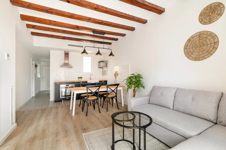 una acogedora sala de estar con muebles modernos y un ambiente relajante