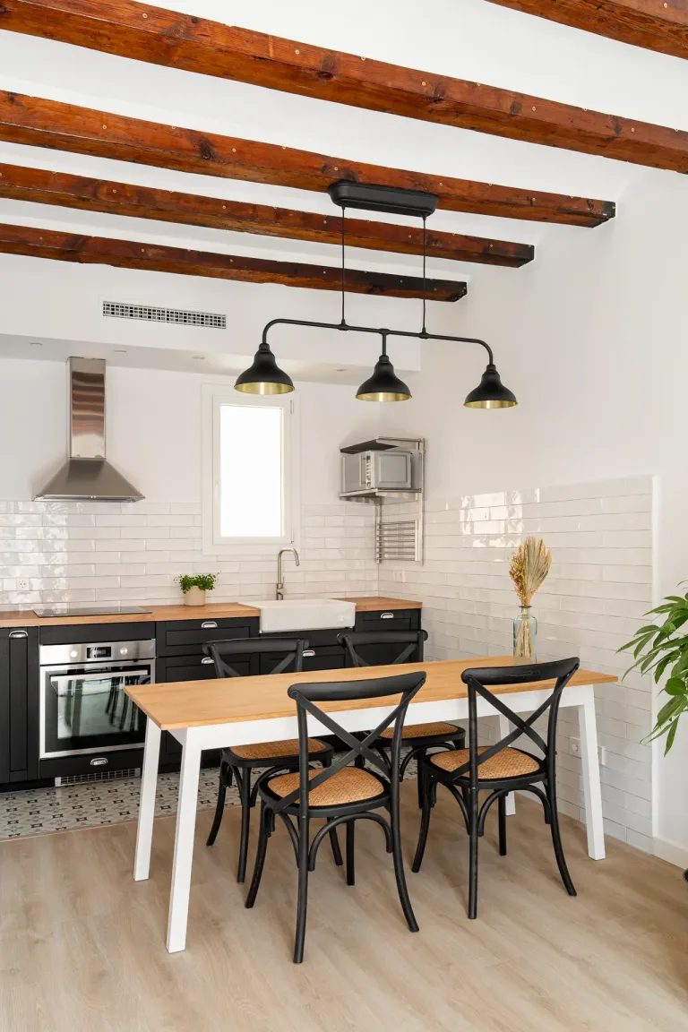 una cocina acogedora y funcional con mesa sillas y fogones