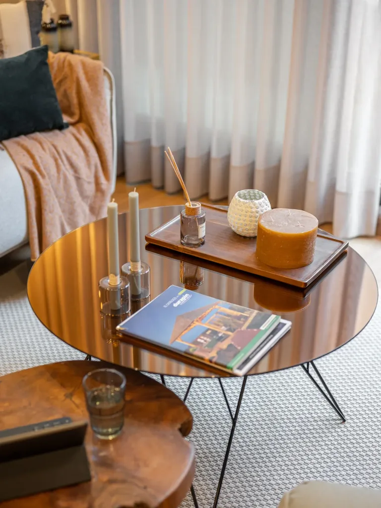 Acogedora sala con sofa mesa de cafe velas y revistas