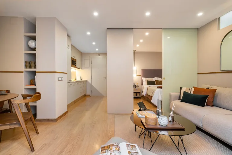 Amplia sala de estar con muebles elegantes y una acogedora mesa en el interior de una casa impresionante