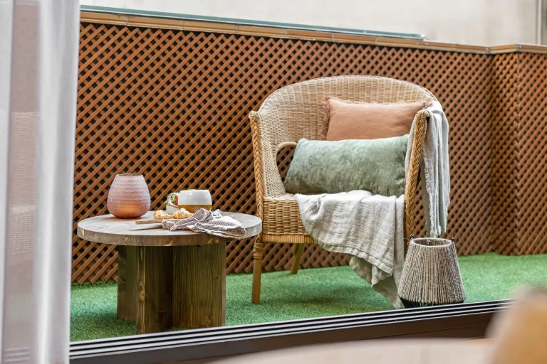 Balcon acogedor con deliciosa comida y bebida y muebles elegantes