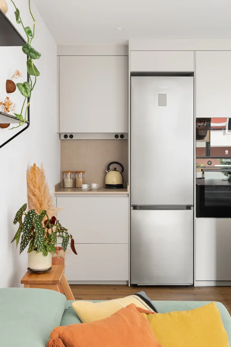 Cocina luminosa con detalles de acero inoxidable y area de cafe