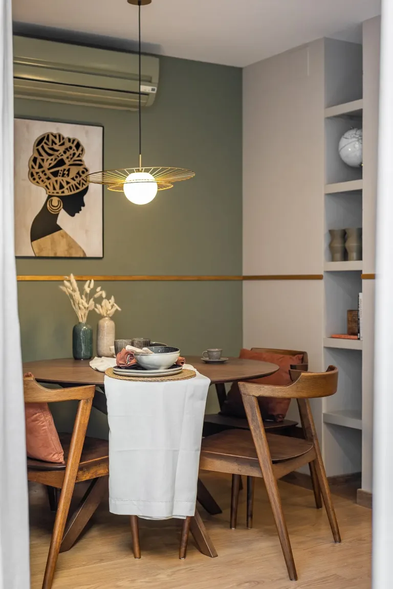 Comedor comodo y bien iluminado con muebles y mesa