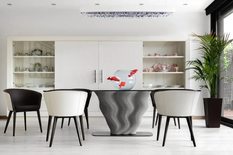 Comedor moderno con pecera y sillas de diseno en primer plano