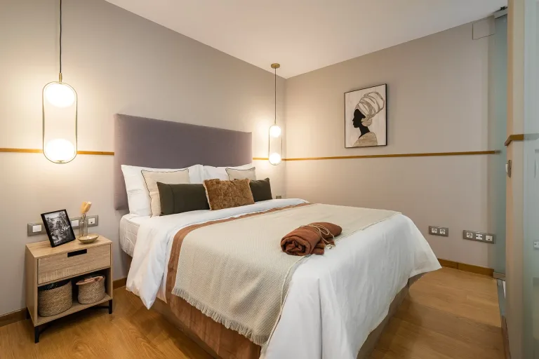 Dormitorio acogedor y opulento con elegancia minimalista