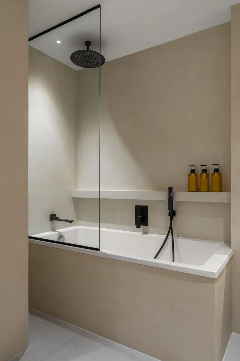 El bano minimalista combina tonos neutros con accesorios modernos para una estetica serena