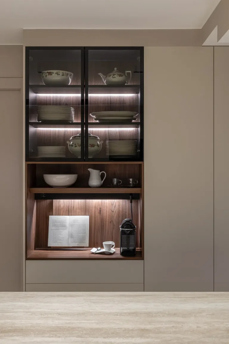 Estante iluminado exhibe vajilla elegante y una estacion de cafe en un diseno contemporaneo