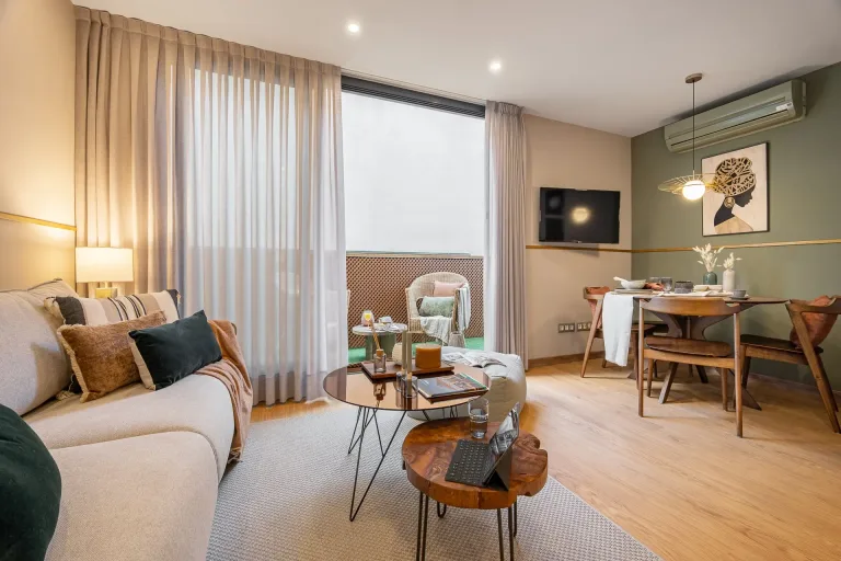 Interiorismo de lujo con colores vivos y muebles elegantes en un amplio salon