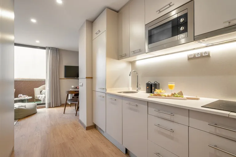 Lujosa cocina con elegantes muebles y modernos electrodomesticos