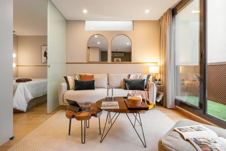 Lujosa sala de estar en un impresionante interior de casa con elegantes muebles y espejos