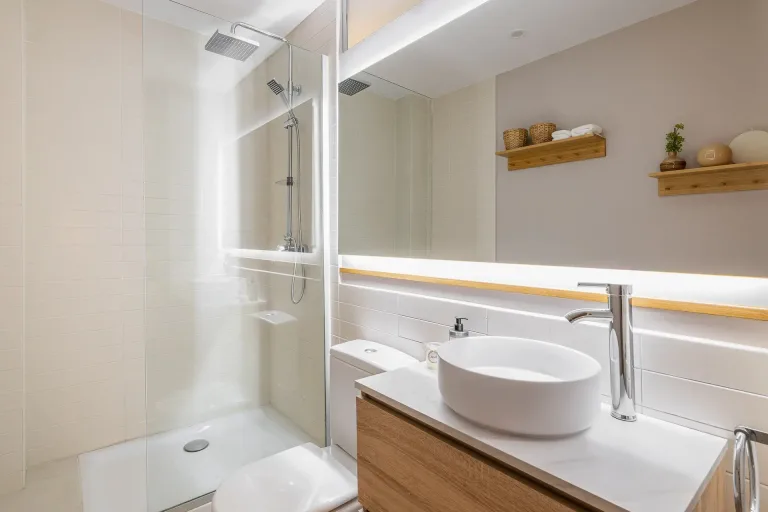 Lujoso cuarto de bano domestico con elegante lavabo espejo y ducha