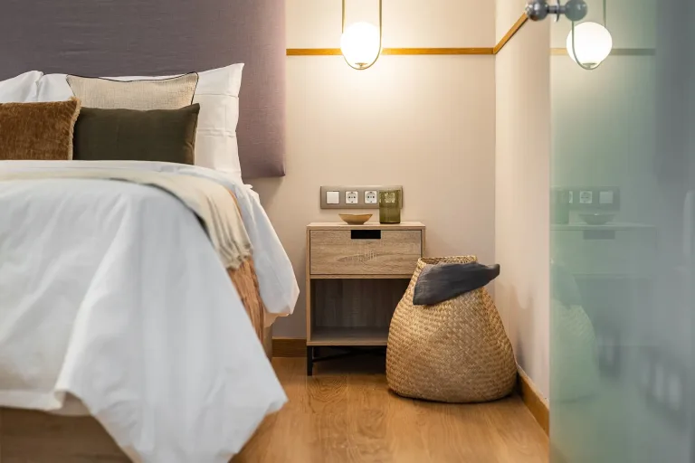 Lujoso dormitorio con iluminacion acogedora y decoracion elegante
