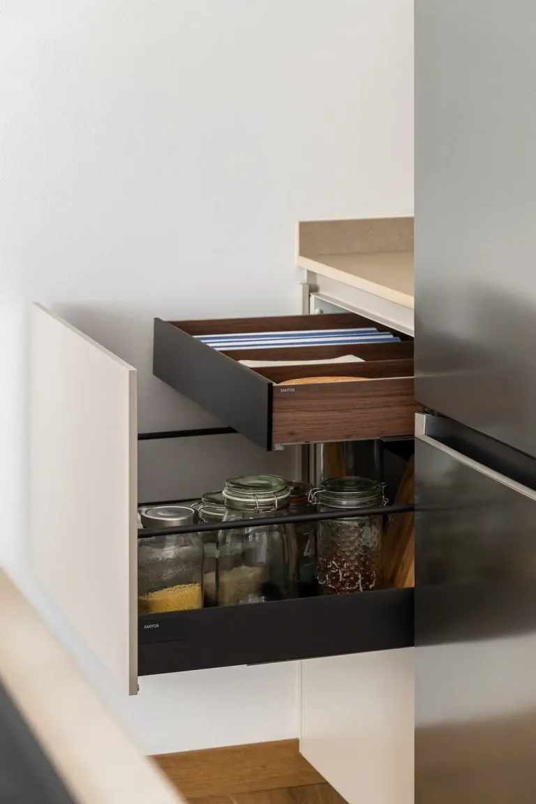Mueble de cocina con cajon de madera superior parcialmente abierto