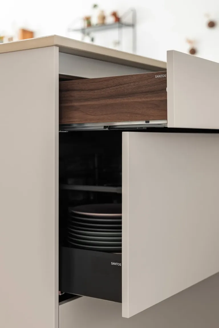Mueble de cocina con puerta abierta mostrando platos apilados