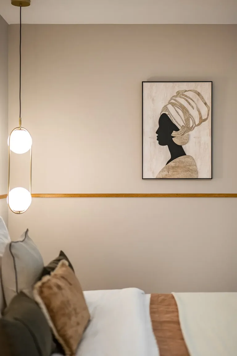 Obra de arte de mujer africana en dormitorio con lampara electrica y muebles