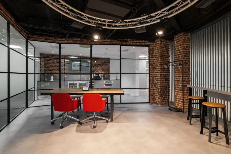 amplia sala de reuniones con mesa y sillas en una oficina moderna