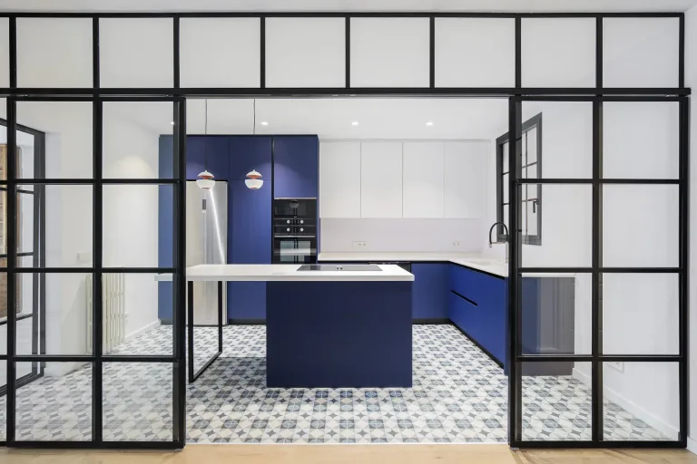 apartamento nuevo con cocina con muebles azules y blancos y marcos negros