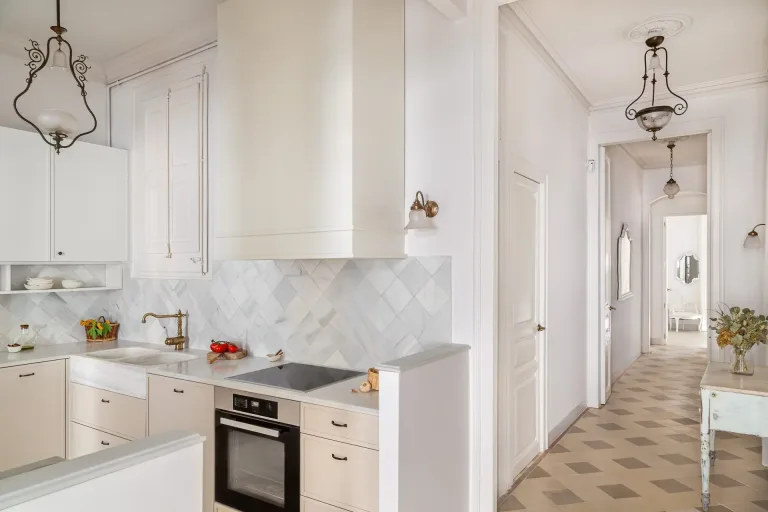 cocina con estufa fregadero horno y largo pasillo de un interior clasico