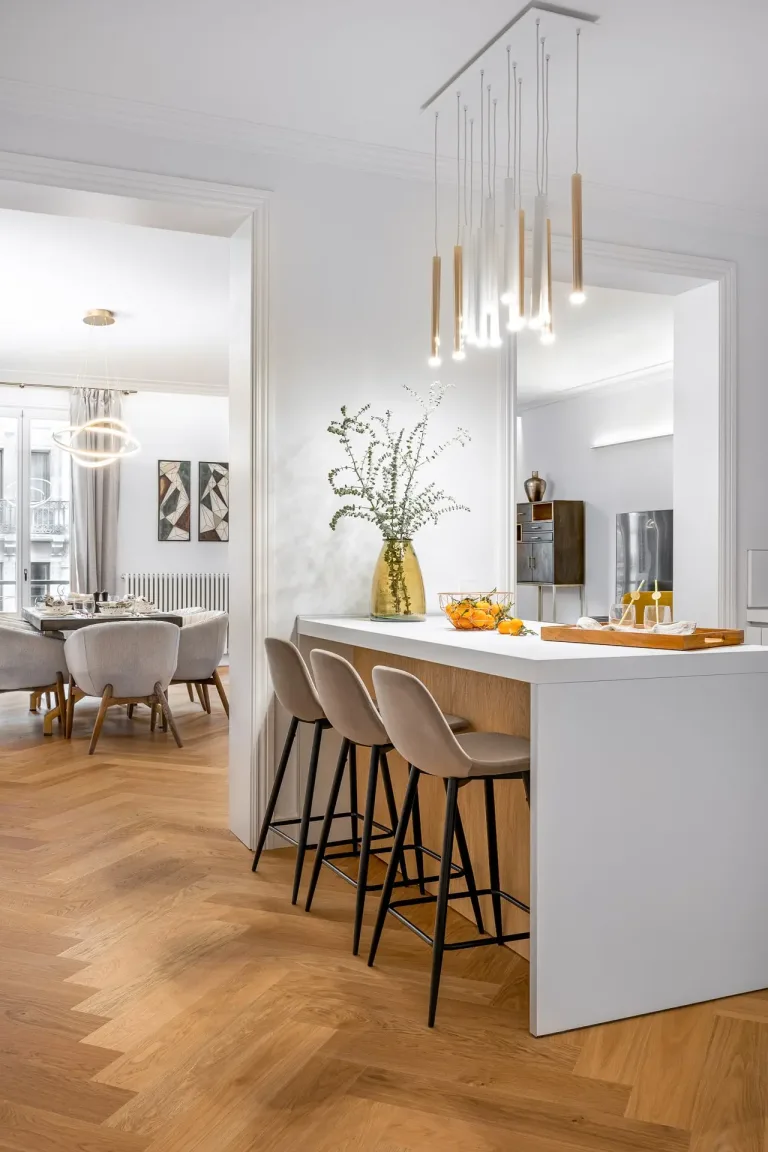 cocina moderna con isla central y taburetes