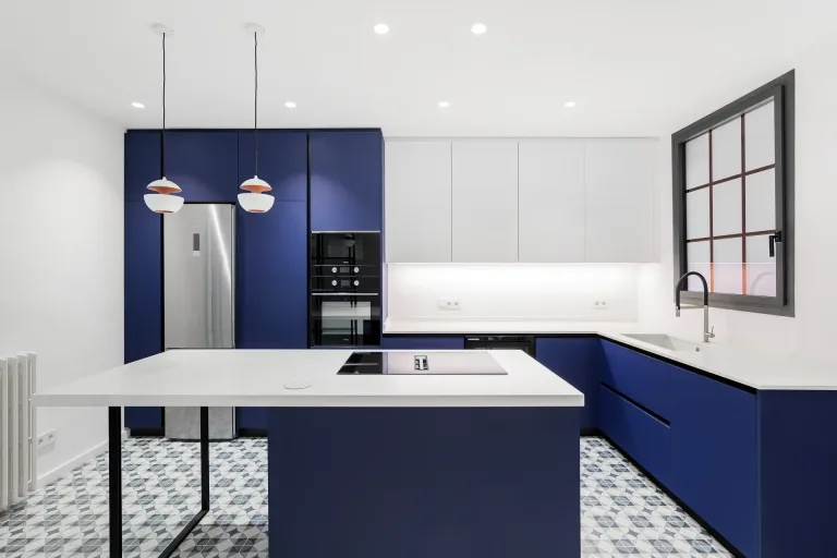 cocina moderna con un esquema de color azul y blanco