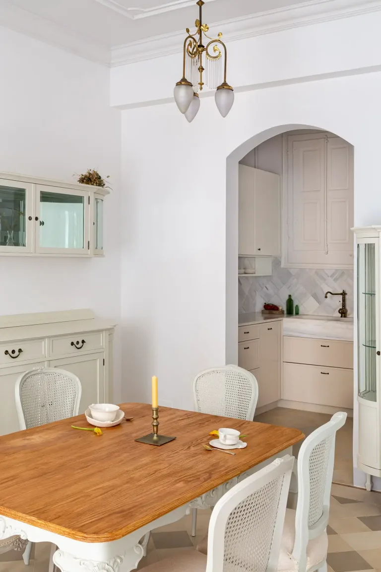 comedor con vista a la cocina mesa con sillas y candelabro