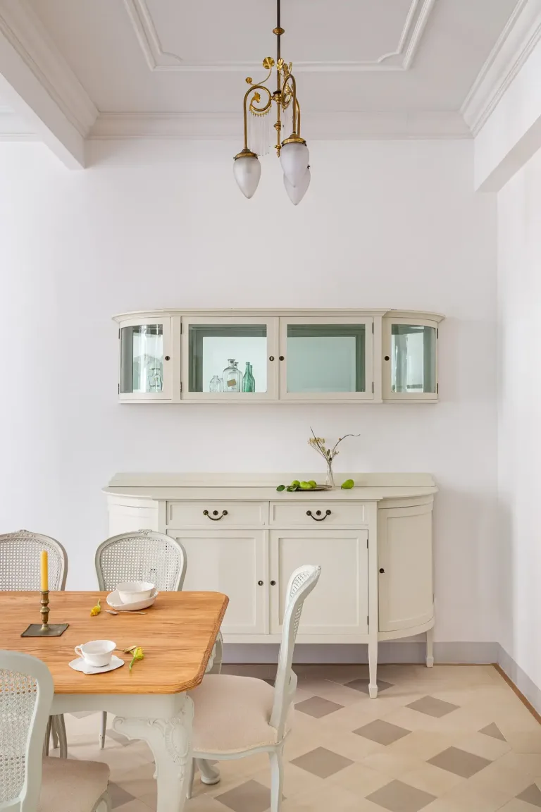 comedor de luz natural con una mesa y sillas y un gabinete mesa de cocina de madera