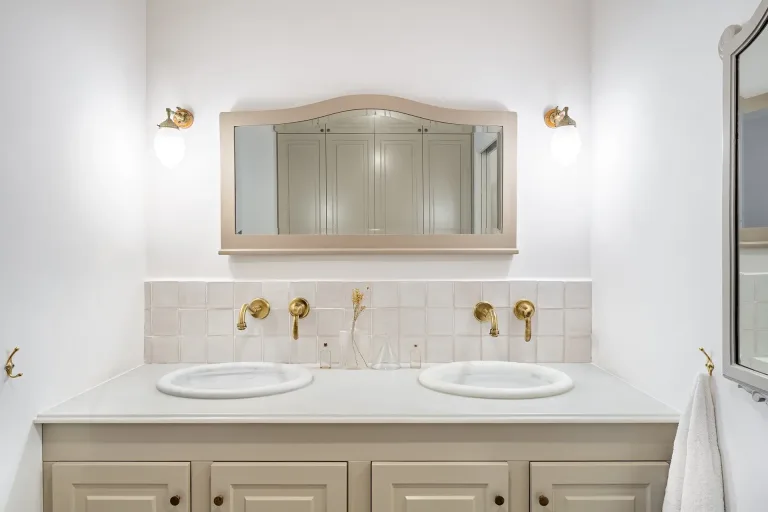 dos lavabos en el bano con espejo diseno de bano clasico