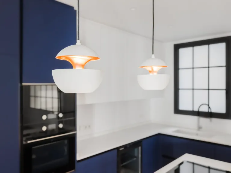dos luces que cuelgan del techo en una nueva cocina moderna iluminacion de acento