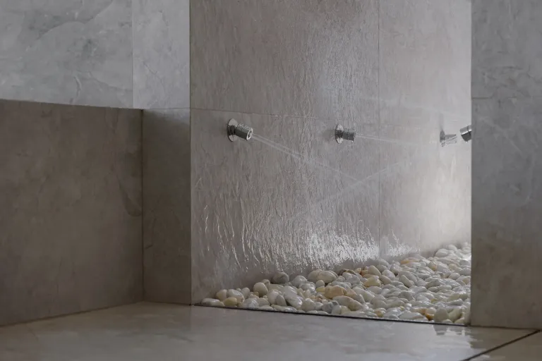ducha con guijarros en una zona de spa