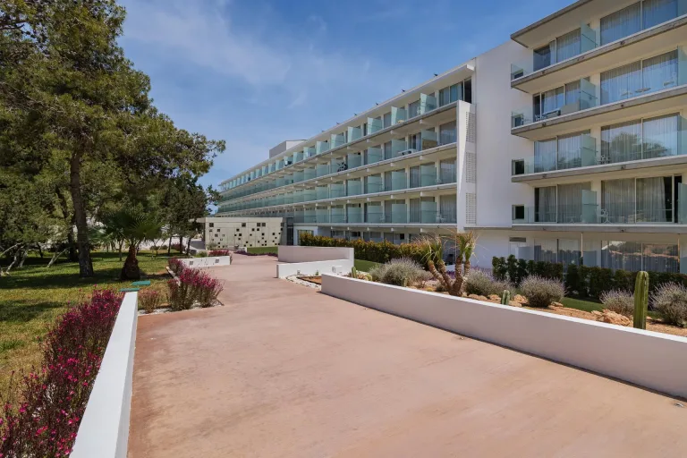 exterior de un hotel moderno en la isla de ibiza en un dia soleado