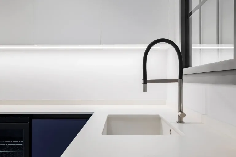 fregadero y grifo negro en la nueva cocina blanca interior minimalista