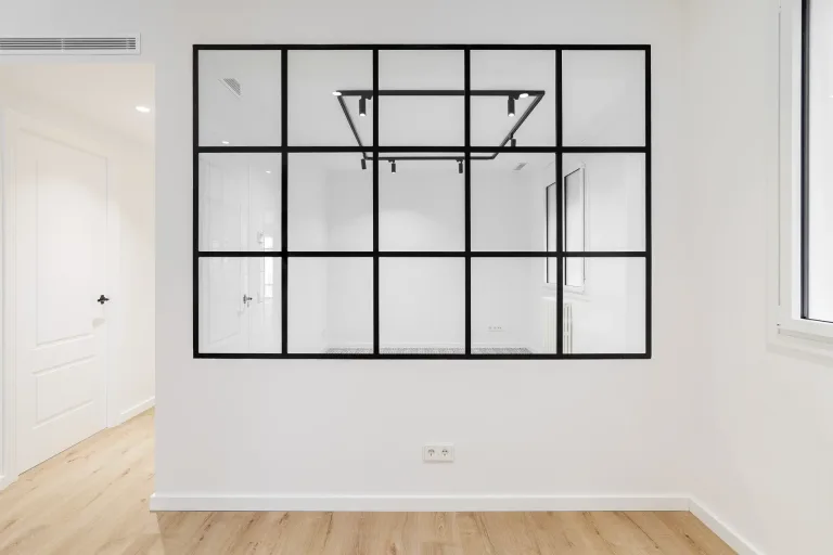 gran ventana negra en medio de una habitacion interior minimalista
